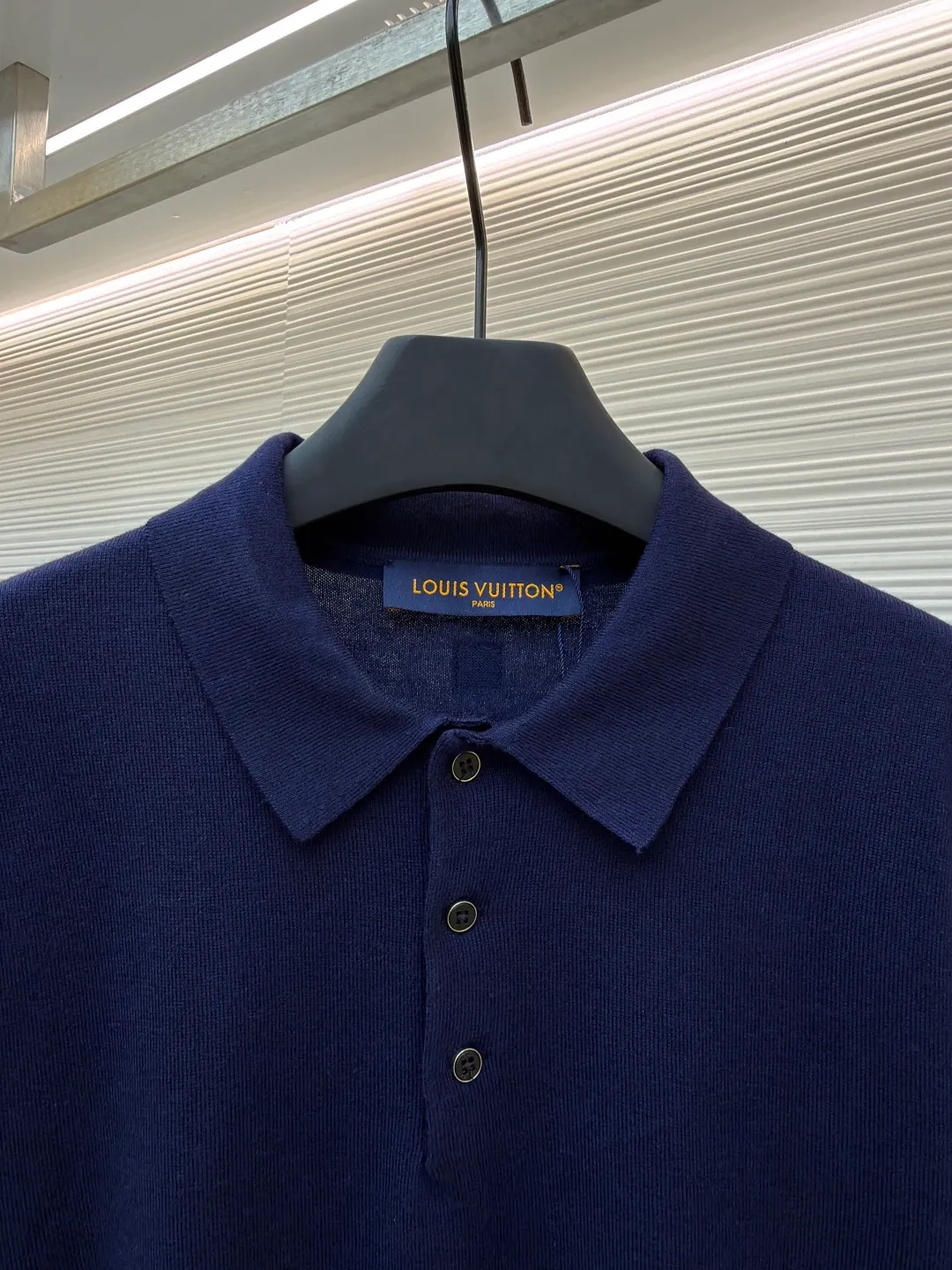 LOUIS VUITTON leather label polo shirt ●Original version: Purchased and developed for 11300 ●Item number: 1681738-A45 ●Fabric: wool blended fabric ●Technology: knitted ●Color: navy blue ●Version: fitted version ●Weight: about 250 grams ●Size: XS-S-M-L ●Description: This short-sleeved shirt is made of 2/45 wool blend, composed of 14-needle yarn and 1 stretch silk fabric piece, and 20-needle plate stitching. The weaving time is 90 minutes. After washing, you need to iron the bra first and then button it. This will make it smooth and beautiful. After buttoning, you need to embroider it. A fine silk-wool blend knit in calm tones, embroidered and leather logo patches decorate the left hem and back. It can add a preppy touch to business attire, or pair with tailored separates or slacks for a modern look. The overall wiring is straight and delicate, the fabric is comfortable and soft, and the color is consistent without color difference. It can be matched with the same style to create a fashionable look and control various occasions. Customized accessories, complete with three standards, same style for men and women!